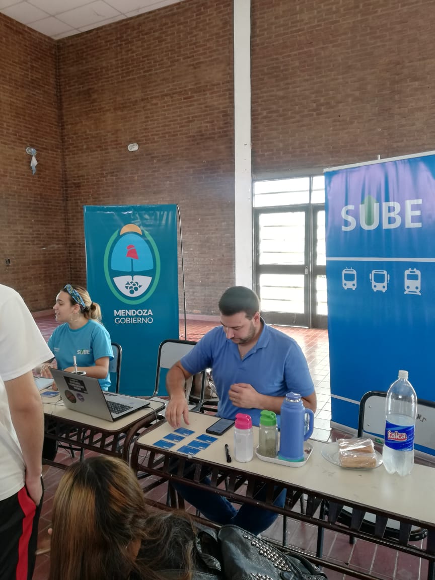 MauriPintiClop's tweet image. Continuamos con #LaSUBEenTuBarrio esta vez en el Barrio Tropero Sosa de Coquimbito. ¡Queremos llegar a cada Maipucino y Maipucina! Conocé el nuevo sistema y accedé a los descuentos. 🚌
#SUBEenMendoza #Coquimbito 
#CercaTuyo @SsPublicosMza @NatalioMema
#AdelanteMaipú ♥️