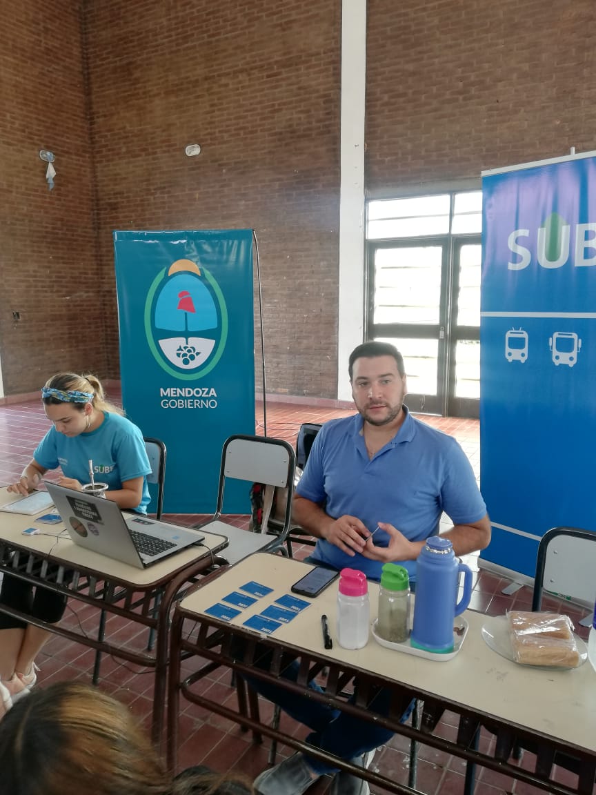 MauriPintiClop's tweet image. Continuamos con #LaSUBEenTuBarrio esta vez en el Barrio Tropero Sosa de Coquimbito. ¡Queremos llegar a cada Maipucino y Maipucina! Conocé el nuevo sistema y accedé a los descuentos. 🚌
#SUBEenMendoza #Coquimbito 
#CercaTuyo @SsPublicosMza @NatalioMema
#AdelanteMaipú ♥️