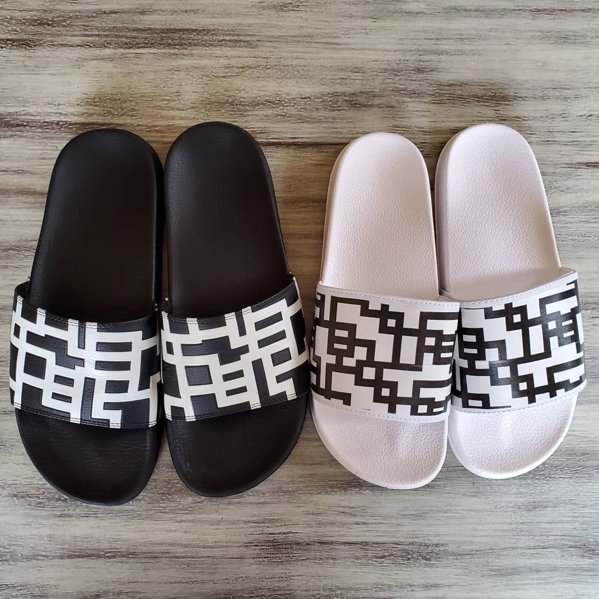 Nori En Twitter ｇ柄サンダル 白バージョン 100円ショップ のダイソーさんに行ったら 見た事のあるようなサンダルの白が ずっと白もあればいいな と思っていました という事で購入 300円でした ペアサンダル完成です 布袋寅泰 布袋寅泰そっくりさん