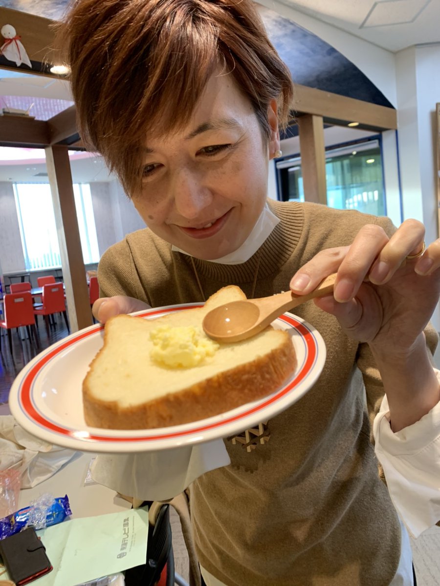 weekendsmile778's tweet photo. 今日のLife Is playで紹介した「5分で出来る手作りバター作り」の様子です!📷
今朝は名古屋初進出のネコネコ食パンに付けていただきました🍞🐈
みんなで乳製品消費しちゃいましょう‼
#zipfm #wakeywakey #lifeisplay #ライフイズプレイ #乳製品 https://t.co/dS1Y4FR3PZ