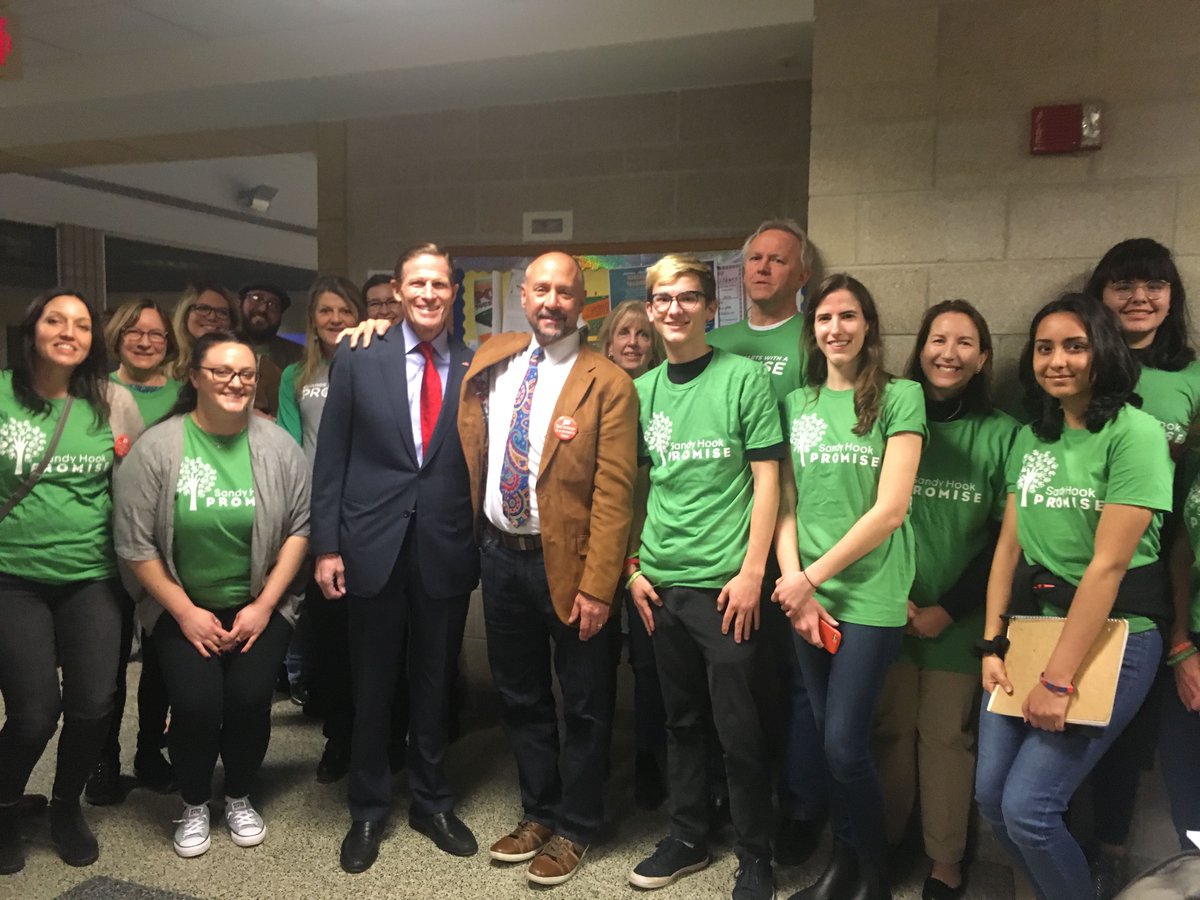 sandyhook's tweet image. Our work to #EndGunViolence and pass #UniversalBackgroundChecks continues at a round table today with @markbardenSHP @ChrisMurphyCT @SenBlumenthal along with @NewtownAction @CAGVNews @MomsDemand @Everytown @AMarch4OurLives @LongevityCT.

#SHPAction
sandyhookpromise.org/action_fund