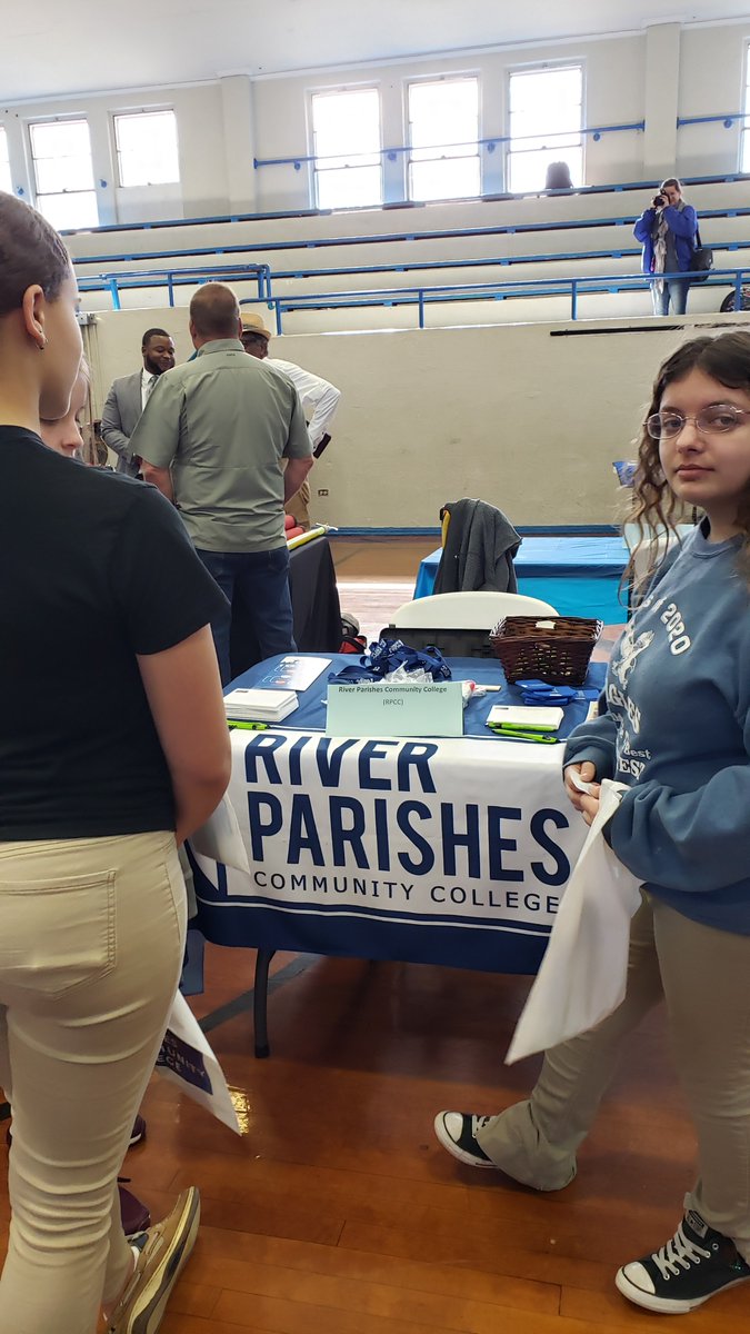 RiverParishesCC's tweet photo. #ThisWeekwithRPCC some teens from Ponchatoula High School came to our Reserve campus, we celebrated a birthday in our Gonzales student center, & we went to the Napoleonville Middle School for their career fair + so much more. #RiverMadeReady #Comm_College https://t.co/OumzYamJzj