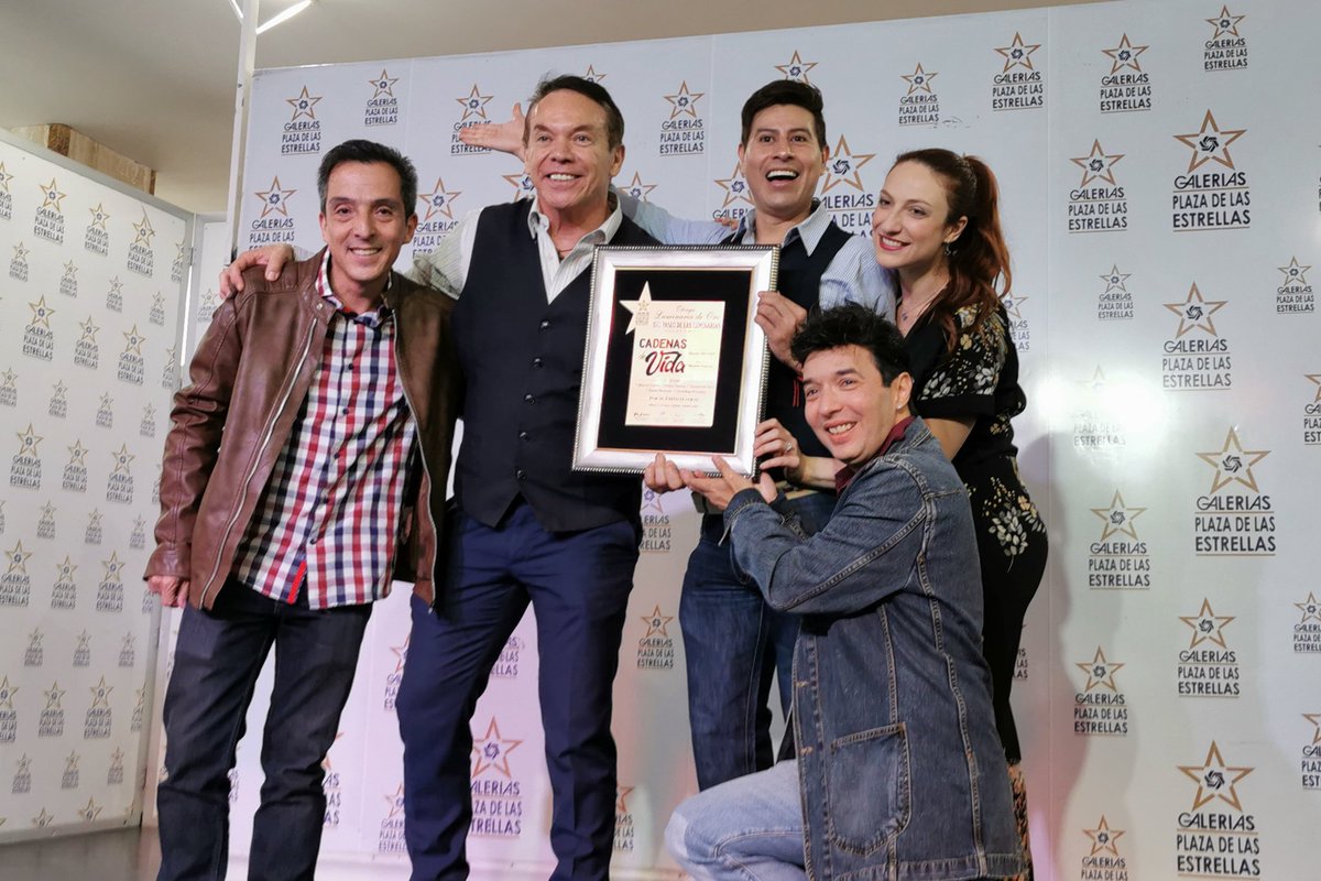 teatromaoblanco's tweet photo. Esta tarde recibimos la Luminaria de Plaza de las Estrellas por la obra de teatro "Cadenas de Vida" protagonizada por Marcos Valdés (@Marcos_E_Valdes), Daniel Henrich (@danielhenrichd), Jonathan Praisther y Montserrat Simó (@Montsesira89) 

¡Muchas gracias @plazagaleriasmx! https://t.co/LnIgBCbaZb