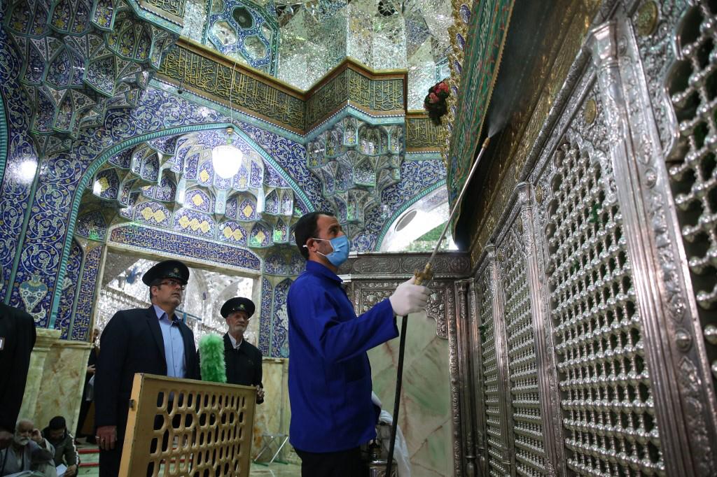 patishou's tweet photo. سم پاشی برای ضد عفونی کردن حرم ها، امام زاده ها، مساجد و حوزه های علمیه،....
بزرگترین ضربه را به قرن ها عوام فریبی، شبه علم و خرافات مذهبی وارد کرد: https://t.co/LChCl83jw6