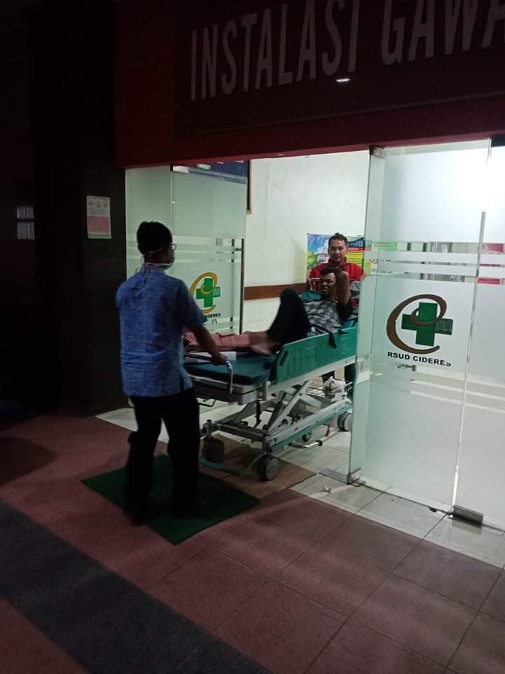 T3E20's tweet photo. @ganjarpranowo @umiazizah60   Jemput anggota Gerak Sedekah Tegal (GST) yang kecelakaan di Majalengka. (Enyong, sampean sadulur) https://t.co/rtJyVkdWQg