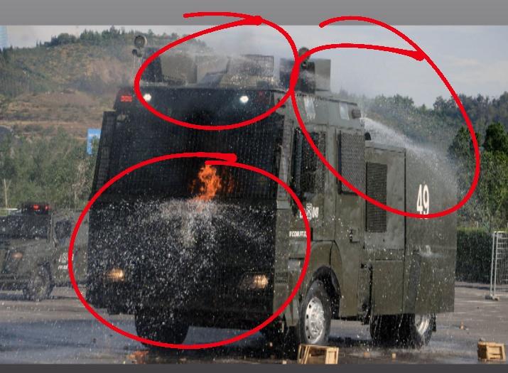 Ptuchini's tweet photo. Se supone que los guanacos tienen rociadores en el techo, al frente, abajo y atrás para apagar bombas incendiarias. Como chucha se puede quemar! A no ser que a los pacos se les haya prendido una molotov adentro 
#PlazaDeLaDignidad https://t.co/0o2JtmVZje