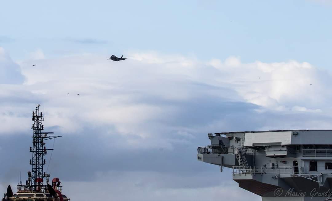 grundy_maxine's tweet photo. #HMSPrinceOfWales
#T2Hawk flyby
#F35Lightening flyby https://t.co/IYLzWx1tnO