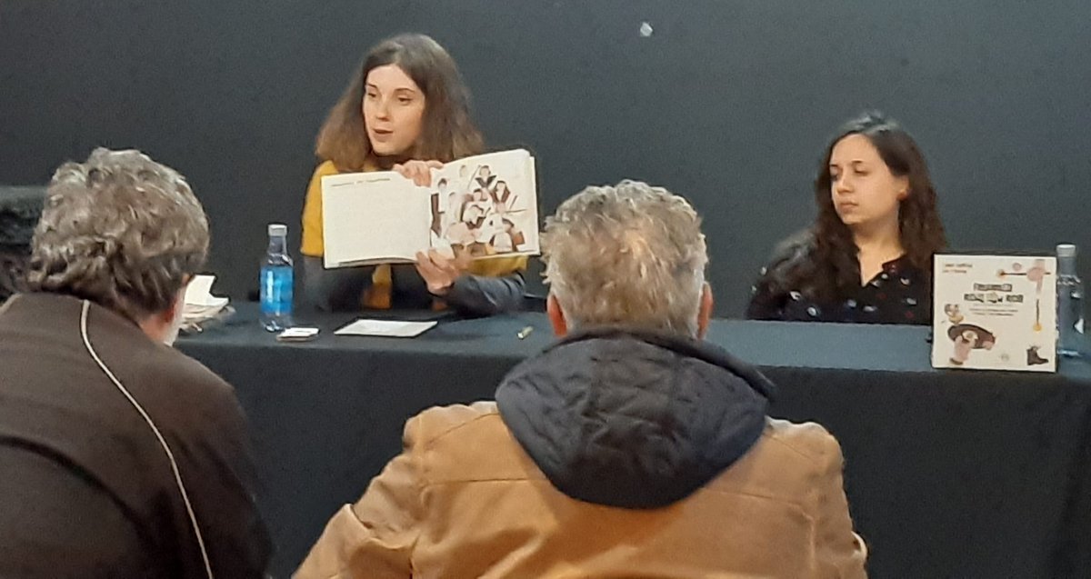 FArtabria's tweet photo. 📷 Na tarde desta sexta-feira decorreu a apresentaçom do livro Ferrenhas &amp; Rock and Roll com a presença de Laura Romero e @IriaPedreira. Um trabalho impressionante.

Podes conseguir o livro no Centro Social ao preço de 17 euros https://t.co/SxJPPo44b9