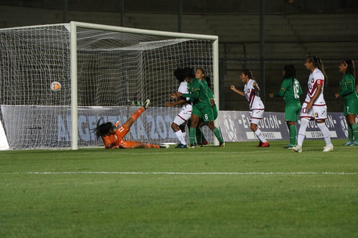 RocioMo92's tweet photo. #FemeninoSub20 
En San Juan , primer partido de la tarde en el que #Venezuela ganó 5-0 a #Bolivia.
@Rincon_DeFutbol https://t.co/I7VwUjAbxv