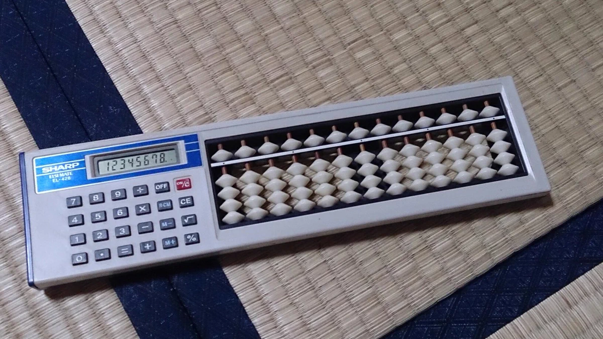 「電卓と、計算機」が一緒についているもの発見！！アナログとデジタルの融合！