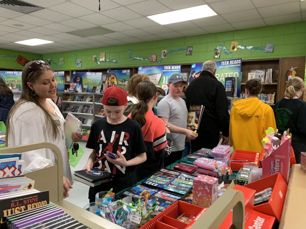 Derindaduke's tweet photo. @CCBOEAL Grandparent day at Holly Pond Middle https://t.co/r0hLk4DlTu