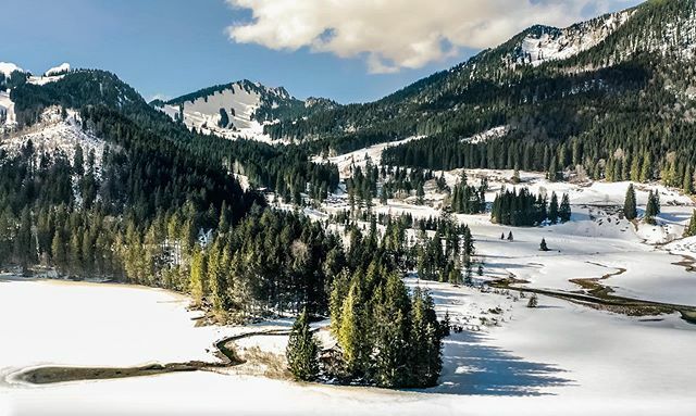 Joern_Photo's tweet photo. Winter Mountain 🏔 View 
#germanroamers #dronesofearth #dronesofinstagram #landscapephotography #outdoorphotography #mountainview #mountainlovers #winter2020 #wintergermany #winterlake #wintervalley #justgoshoot #sonyalpha #joernphoto #dji #wekeepmoments https://t.co/m3VgXkMlXY https://t.co/kADooTLRtk