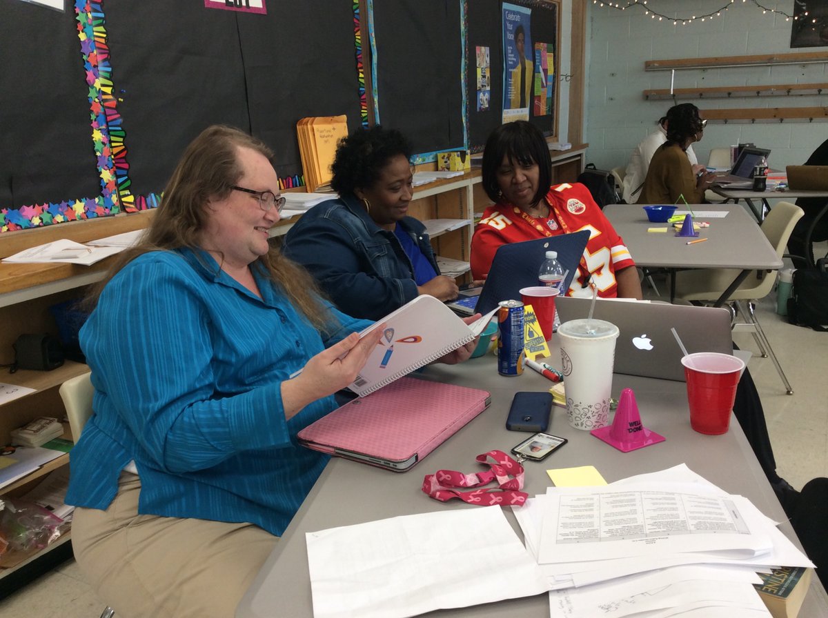 TeacherMe7's tweet photo. Improving our writing technique at Benchmarking with PREP KC. @HMSANTAFE @HMC1Proud @HMC1MeYouUs @clmerkerson @LizMeans63 https://t.co/Ps5FWuuTjh