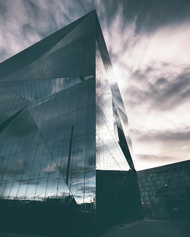 Happy weekend.... #canondeutschland #reflections #newintown #berlin ift.tt/2vKy11g