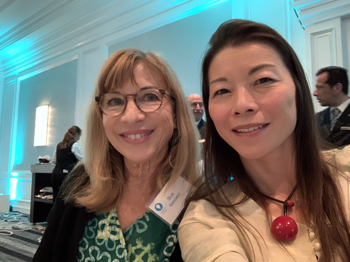 FumikoHoeft's tweet photo. 9 teachable empathy habits by @micheleborba @ @BADM_org #CreativityForum, the author of โ#Unselfie Why empathetic kids succeed in our all-about-me worldโ. And a selfie with @sueron1218 @ the event ๐ https://t.co/4Lr9u2Bl3i