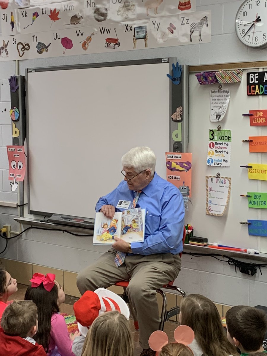 CalvaryElem's tweet photo. Reading guests at Calvary today! Thanks to them all! @MCPS_KY https://t.co/NOnwN1oNkU