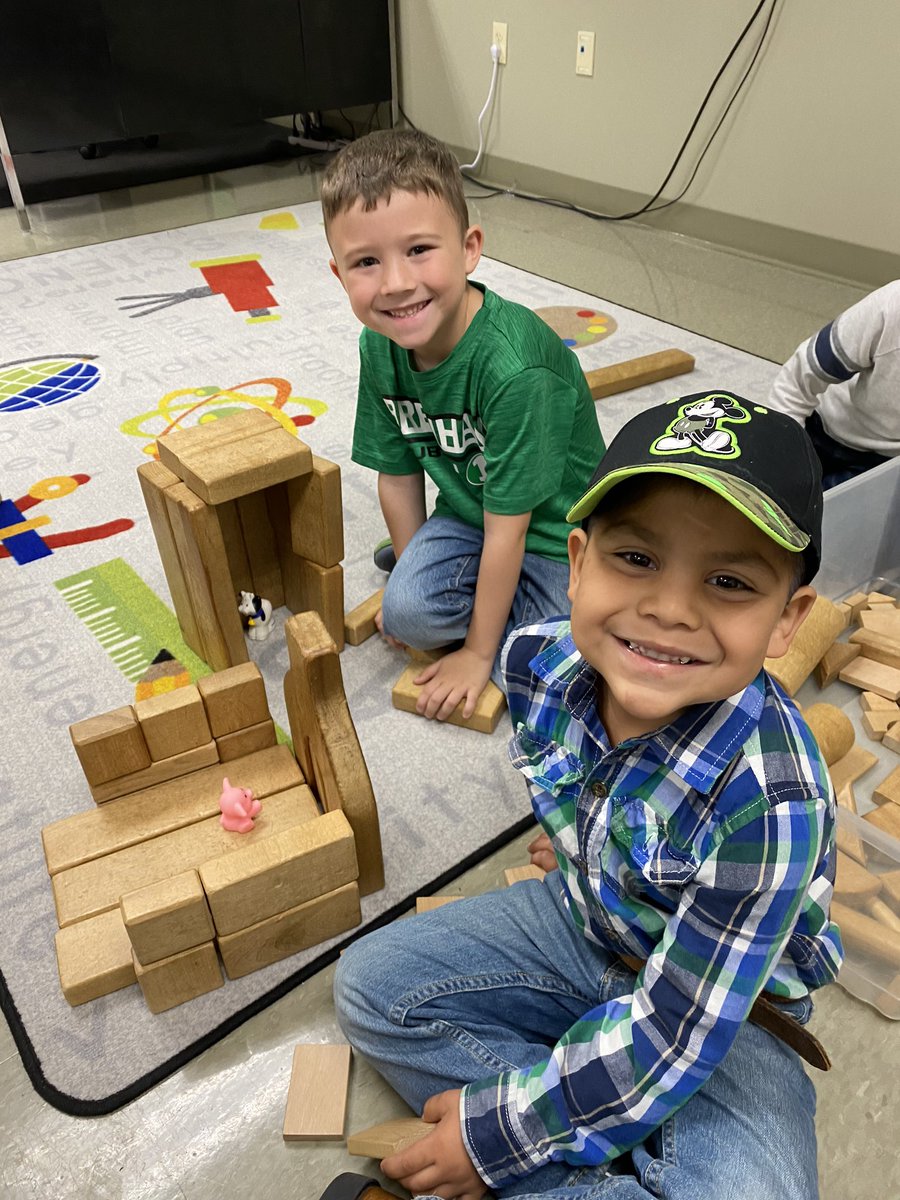 SGresham03's tweet photo. Designing and building shelters for farm animals with Kindergarten! @BrenhamElem #STEAM #BESAdventures https://t.co/fT2gUbhplm