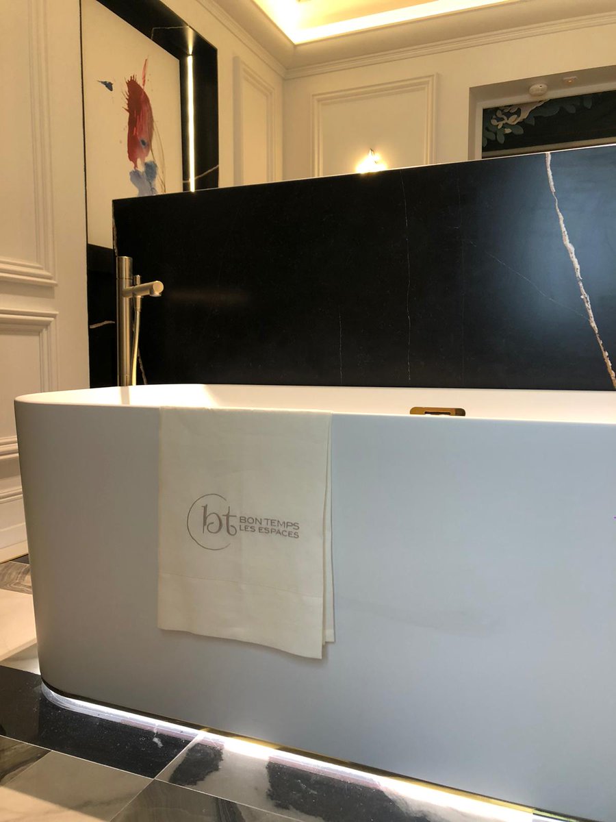 VilleroyBochES's tweet photo. El lujoso espacio 'Sweet Camila' de @BontempsSoledad
es espléndido, muy personal y perfecto para relajarse. Nuestra bañera #Finion combina a la perfección con cada elemento de diseño de éste magnífico cuarto. https://t.co/asyIHnIrNE