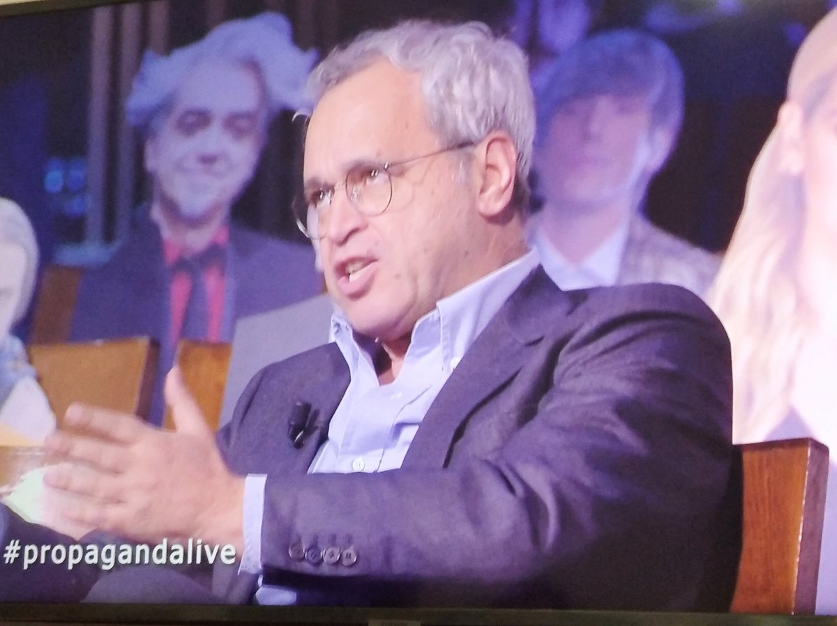 maffin_muffin's tweet photo. Un applauso a #Propaganda che in un momento di emergenza mondiale è riuscito a far riappacificare Bugo e Morgan 
#propagandalive #bugomorgan https://t.co/GsURomTzn5