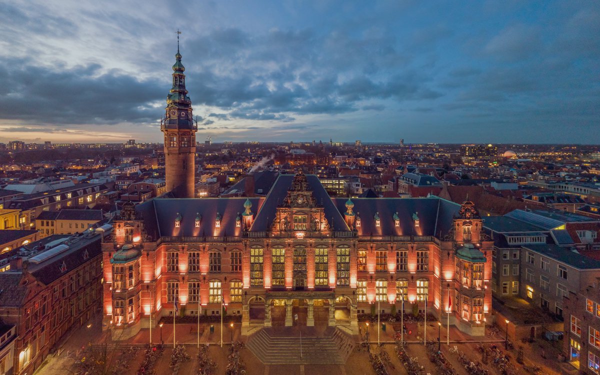 Academiegebouw (1909) van de Rijksuniversiteit Groningen met de 50 meter hoge Academietoren, na zonsondergang.
.
.
#rijksuniversiteitgroningen #academiegebouw #groningen #ergaatnietsbovengroningen #visitgroningen #rtvnoord #dvhn