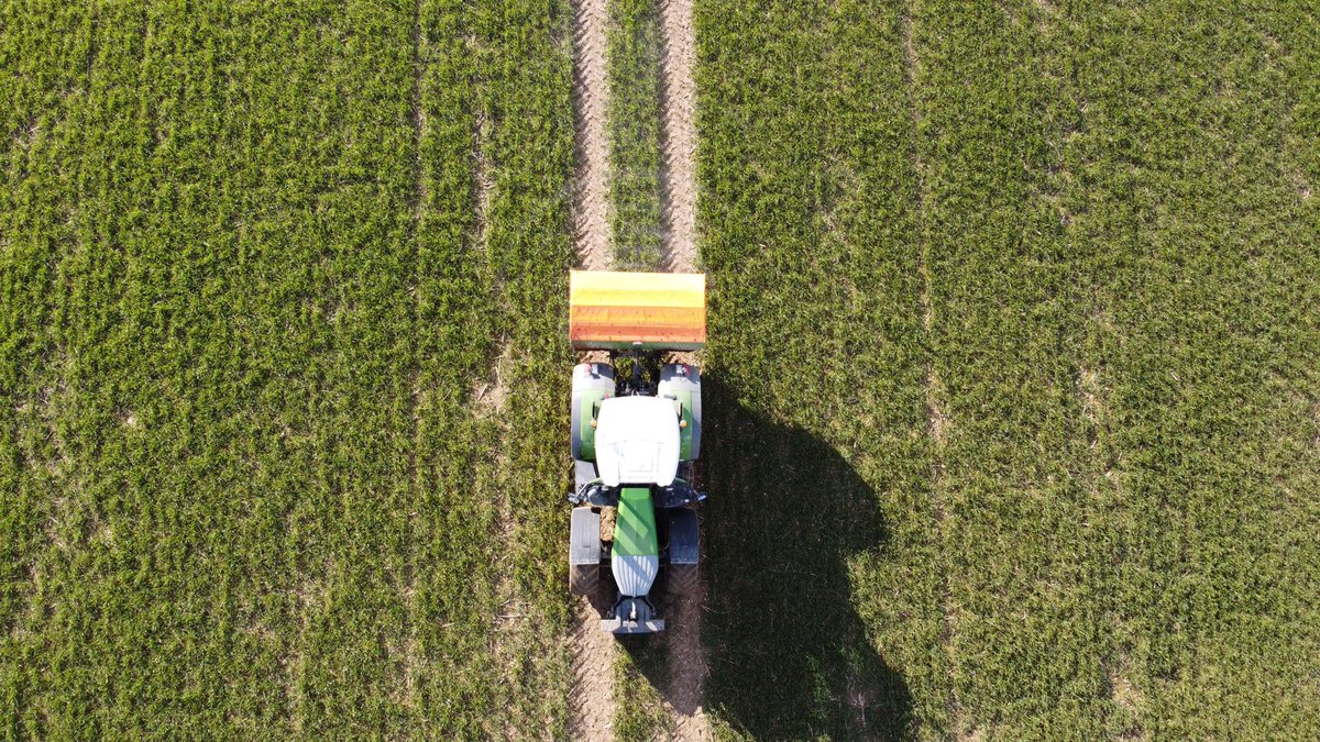 tomvaler's tweet photo. Finally a few hours of sunshine today to get some #amazone spreaders installed and also a chance to fly the new toy #dji #mavicmini #farming #fendt https://t.co/JlL8H6PdxH