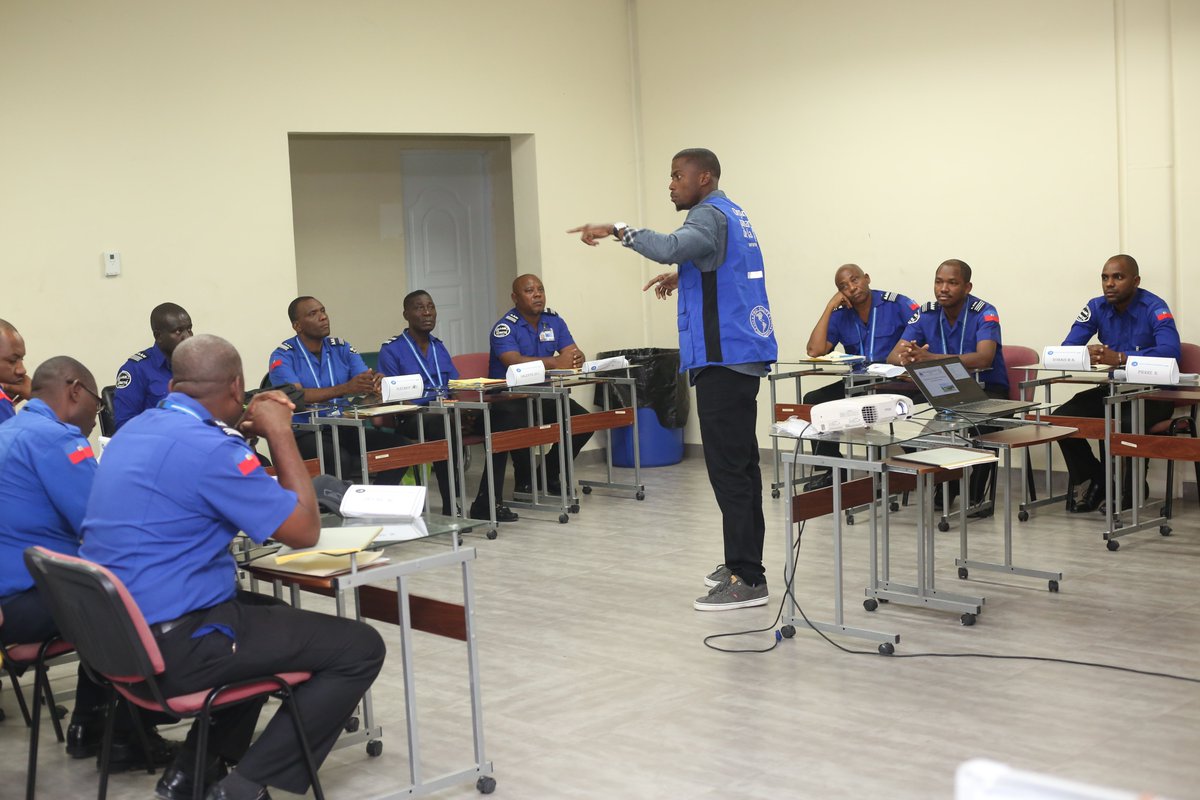 MsppOfficiel's tweet photo. #COVID19
#MSPPHaiti
4 mars 2020 - Le #MSPP a organisé des séances d’orientation au niveau de l’Aéroport International Toussaint Louverture dans le cadre de la préparation à une éventuelle introduction du nouveau Coronavirus en Haïti.
#UCRP
#DELR
#DPSPE
#DOSS https://t.co/C9sS28ZdCB