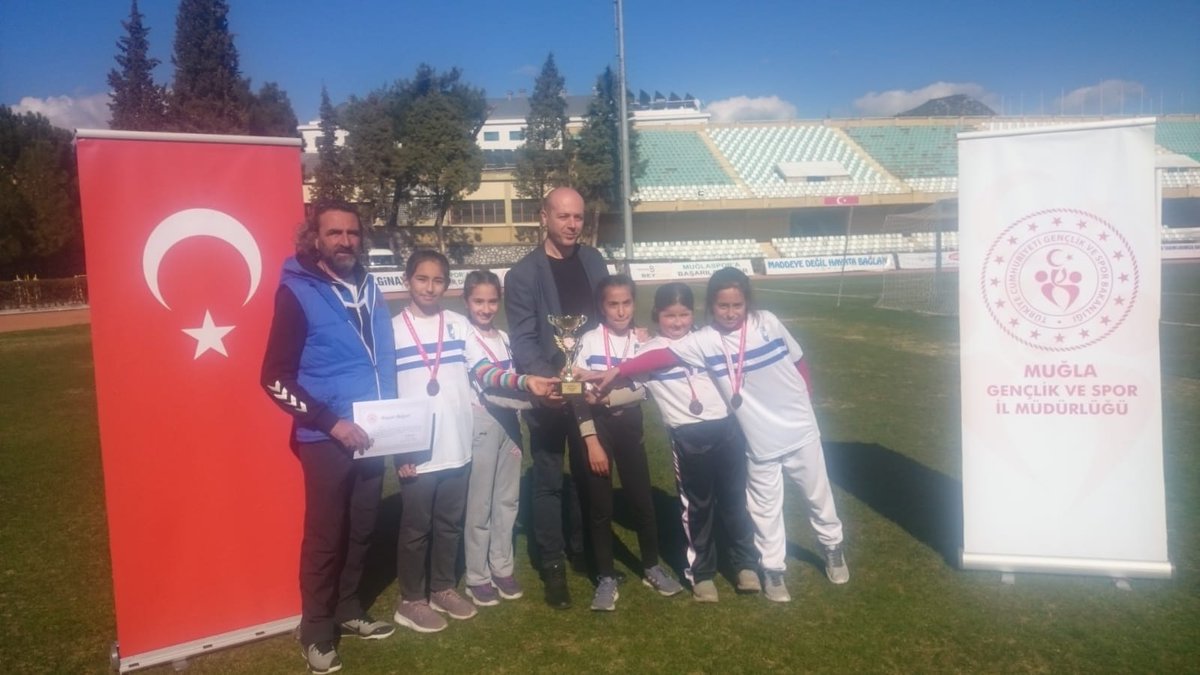 Muğla Bocce Turnuvası'nda üç takımımız da 3. oldu. Öğretmenimizi ve öğrencilerimizi tebrik ediyoruz.

<a href="/bodrumMEM/">Bodrum İlçe MEM</a> <a href="/aslankorkmaz2/">Aslan KORKMAZ 🇹🇷</a> <a href="/pervin_tore/">Pervin TÖRE</a>
@MuglaMem <a href="/MesutTOPALOLU/">Mesut TOPALOĞLU</a>