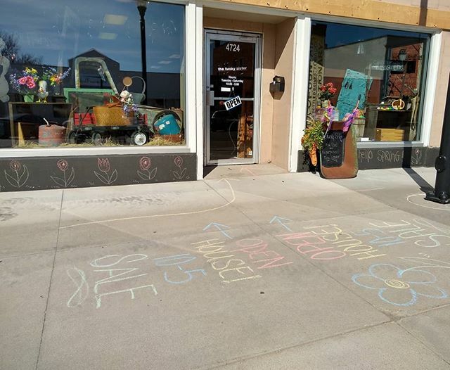 TheFunkySister's tweet photo. Our Spring Open House is going on thru tomorrow! We decided to enjoy the weather and do some art!! Come see us! #thefunkysister #springflowers #hellospring #springweather #lnk #smallshoplove #chalkart #customerappreciation via hhttp://www.thefunkysister.… https://t.co/czBegFgYcE https://t.co/kmOWHPj0xl