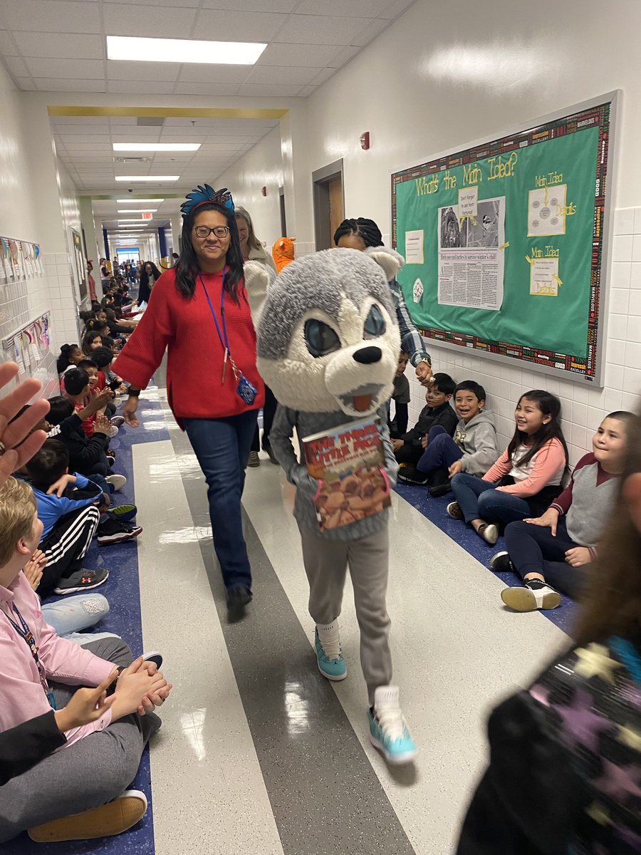 FUNKyTeachingVA's tweet photo. Wolfie was a fan favorite! How cute was @CJedtech paired with one of our students for Charlotte’s Web?! Thanks you that Grouchy Ladybug for coordinating all our #ReadAcrossAmericaWeek activities! @JohnJenkinsEle1 @KaneBrownPWCS @Janeth71242054 https://t.co/NNdrg89ztC