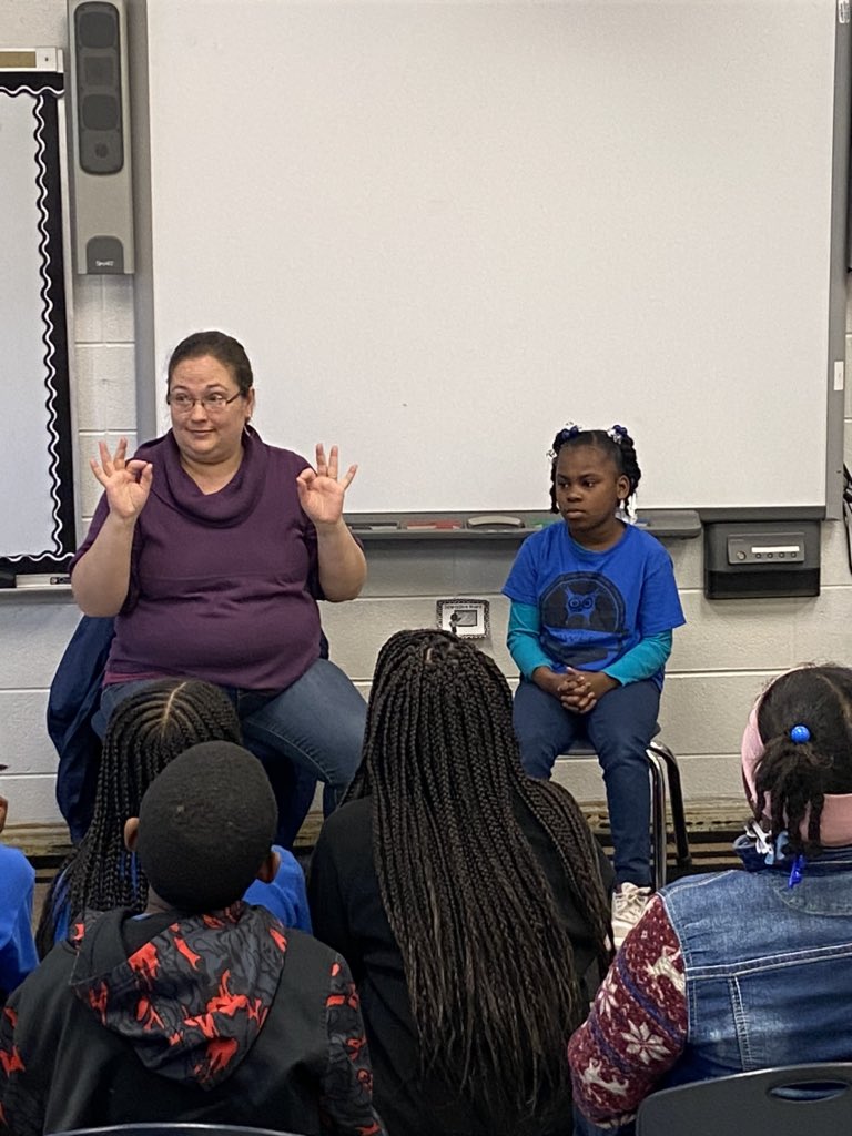 Mrsraines5's tweet photo. We were fortunate enough to have Ms. Sherry sign and Ms. Trim interpret to our 4th and 5th grade students. They even learned a few signs themselves. @MobilePublicSch #ReadAcrossAmerica @FondeElementary https://t.co/UILT9urXHE