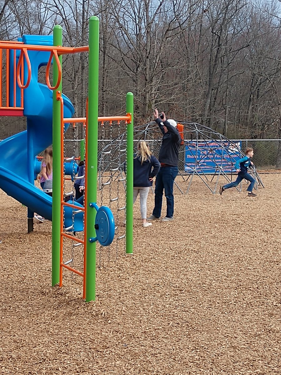 AMartinACES's tweet photo. Our awesome admin playing tag with our 4th graders! @cumminsjm #ACESPowerUp https://t.co/28zxIT63lb