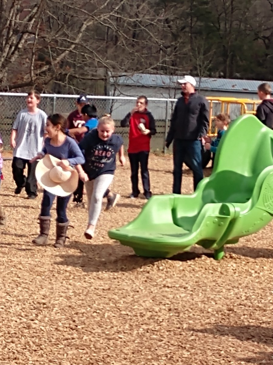 AMartinACES's tweet photo. Our awesome admin playing tag with our 4th graders! @cumminsjm #ACESPowerUp https://t.co/28zxIT63lb
