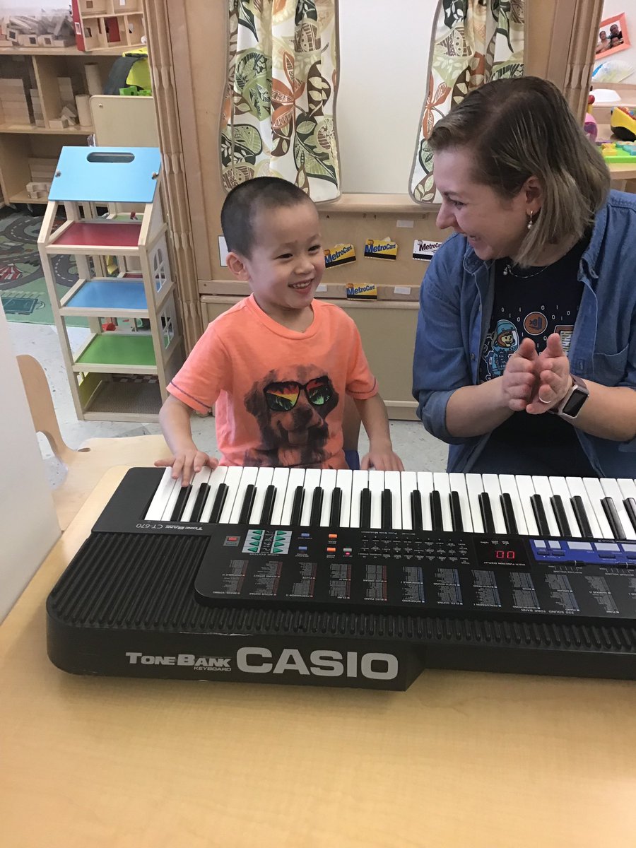 District20PreK's tweet image. It was another magical time of learning during music and movement class at Z112! #lightunit