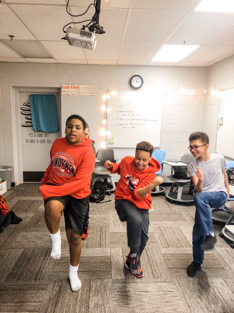 Took a few minutes before class today to get up and move by crossing our midline with some elbow to knee crossovers. Being able to cross the midline is an important skill for reading and writing. Plus it’s fun! #moveinmiddleschool @MentorLevine <a href="/PavkovAnna/">Anna Pavkov</a>