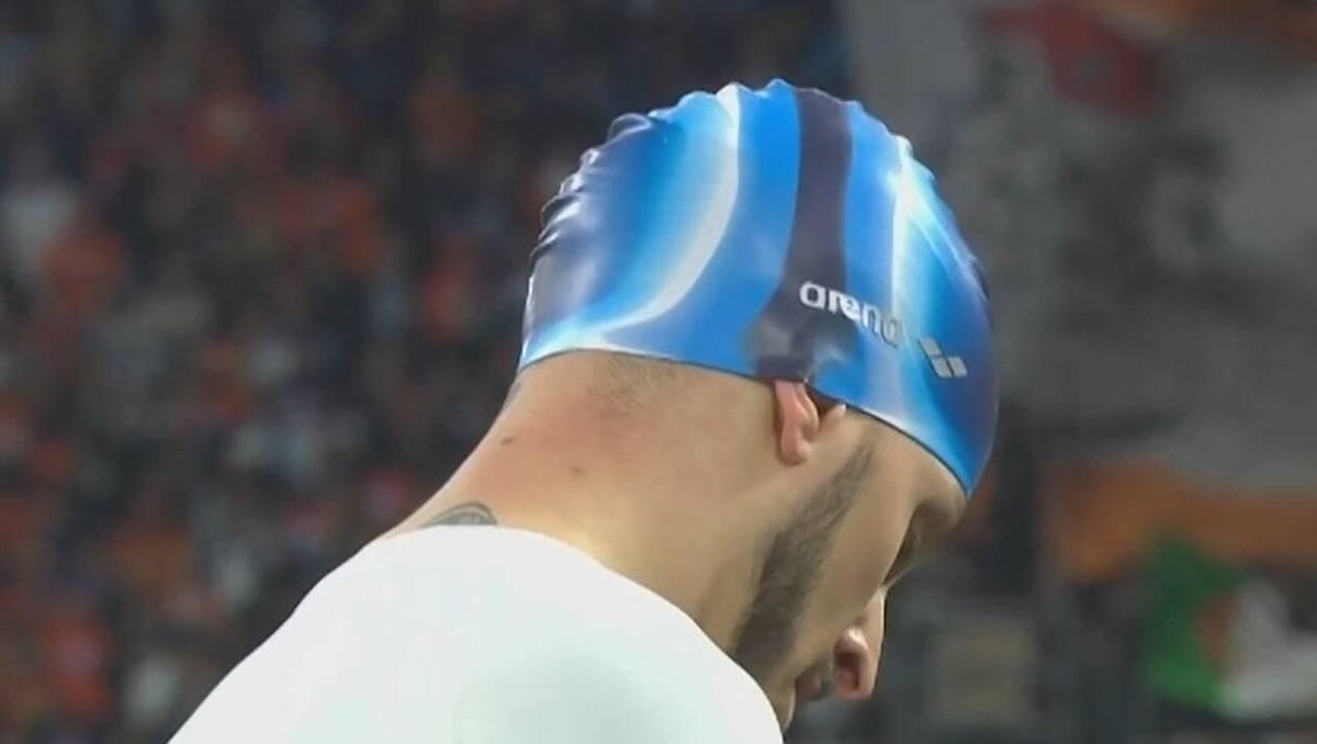 #OMASC Ligue 1. Quand Dario Benedetto joue avec un bonnet de bain lors du match OM-Amiens 

Benedett'eau douce 🏊‍♂️ : ouest-france.fr/sport/football…