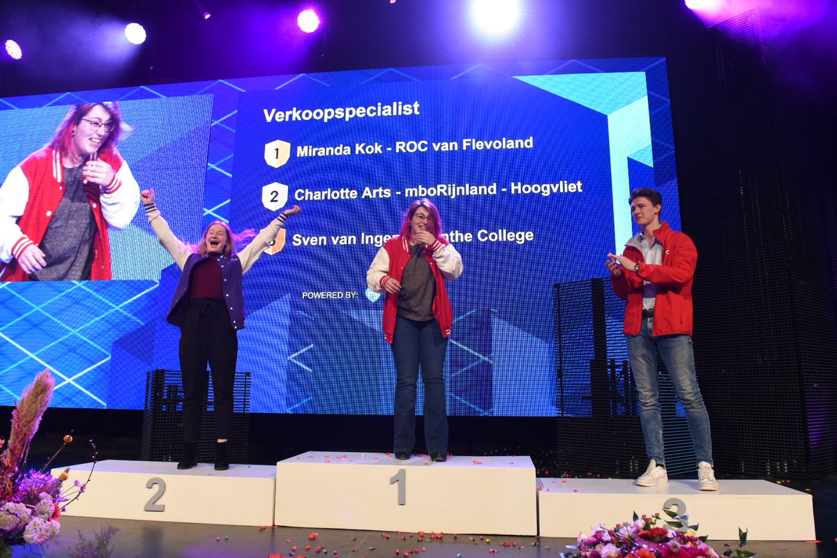 ROCvanFlevoland's tweet photo. Hoeraa! Vanavond was de feestelijke prijsuitreiking van Skills The Finals! ππΌ Miranda Kok deed mee aan de vakwedstrijd verkoopspecialist. En raad eens? Ze won GOUD vanavond!!π Wat zijn we ontzettend trots! Gefeliciteerd! #rocvf #mbo #ditismbo #skills https://t.co/kMlJcBGpyd
