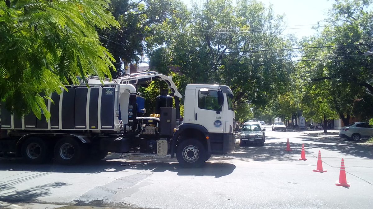 chacosameep's tweet photo. 💦💦👉Nuestros operarios Carlos Canteros y Matías Verón  realizaron con el camión #desobstructor mantenimiento de boca de registro y cañería en la intersección de las calles #Pueyrredón y #Santa Fe de la ciudad de #Resistencia. https://t.co/61vJ7z1nHW