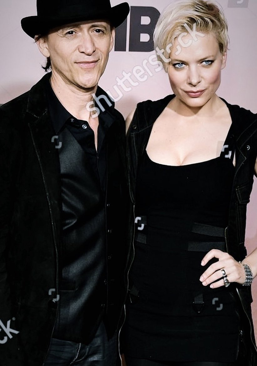ninabergman's tweet photo. What an artist and what a human being🖤Thank you @ccollinsjr from last nights premiere of @WestworldHBO #rawtalent #rockstar  #badassactor #doubletrouble #hbo #westworld #vegangirl https://t.co/kxs6WZCf2T