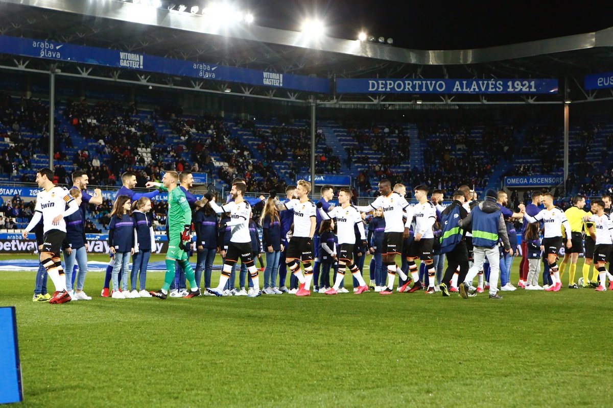 mundodeportivo's tweet photo. 📷 La imagen del día

🚫🤝 Los jugadores del Alavés y el Valencia se saludaron antes del partido chocando los codos y no las manos para evitar posibles contagios de coronavirus
https://t.co/0nVDToN82d https://t.co/FJEl3wxbS8