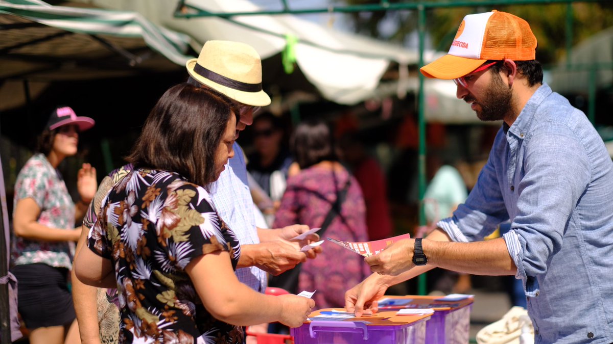 RDemocratica's tweet photo. #QueChileDecida | El diputado @MiguelCrispiS y su equipo, realizaron hoy un simulacro del #Plebiscito2020 del 26 abril en la feria Villa OHighins de #LaFlorida. ¿Quieres participar de la campaña por #Apruebo y #ConvenciónConstitucional? inscríbete 👉 https://t.co/j3XnlVMwQX https://t.co/G4KRnLHnbm