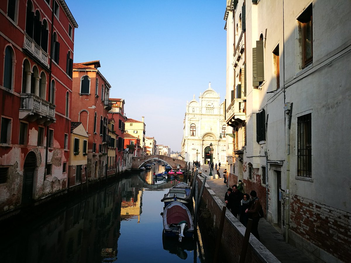 eventicuriosita's tweet photo. β¨ Perdersi a Venezia Γ¨ una bella sensazione, lasciare la via ordinaria e immergersi in strette calli e sorprendersi dalla sua unicitΓ e bellezza non ha prezzo π·
.
#Venezia #Venice #venedig #Veneto #veneto360 #localblogger https://t.co/IWT05raK6F