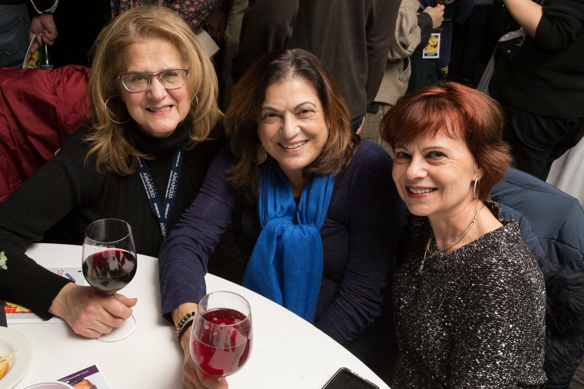 kingcanfilmfest's tweet photo. Grab a glass of @twooceanswineCA or a frosty @SteamWhistle @screening_room_ all festival long!
Tip: Remember to bring cash because the Screening Room is a cash only venue. #KCFF20 https://t.co/lThErSAkws