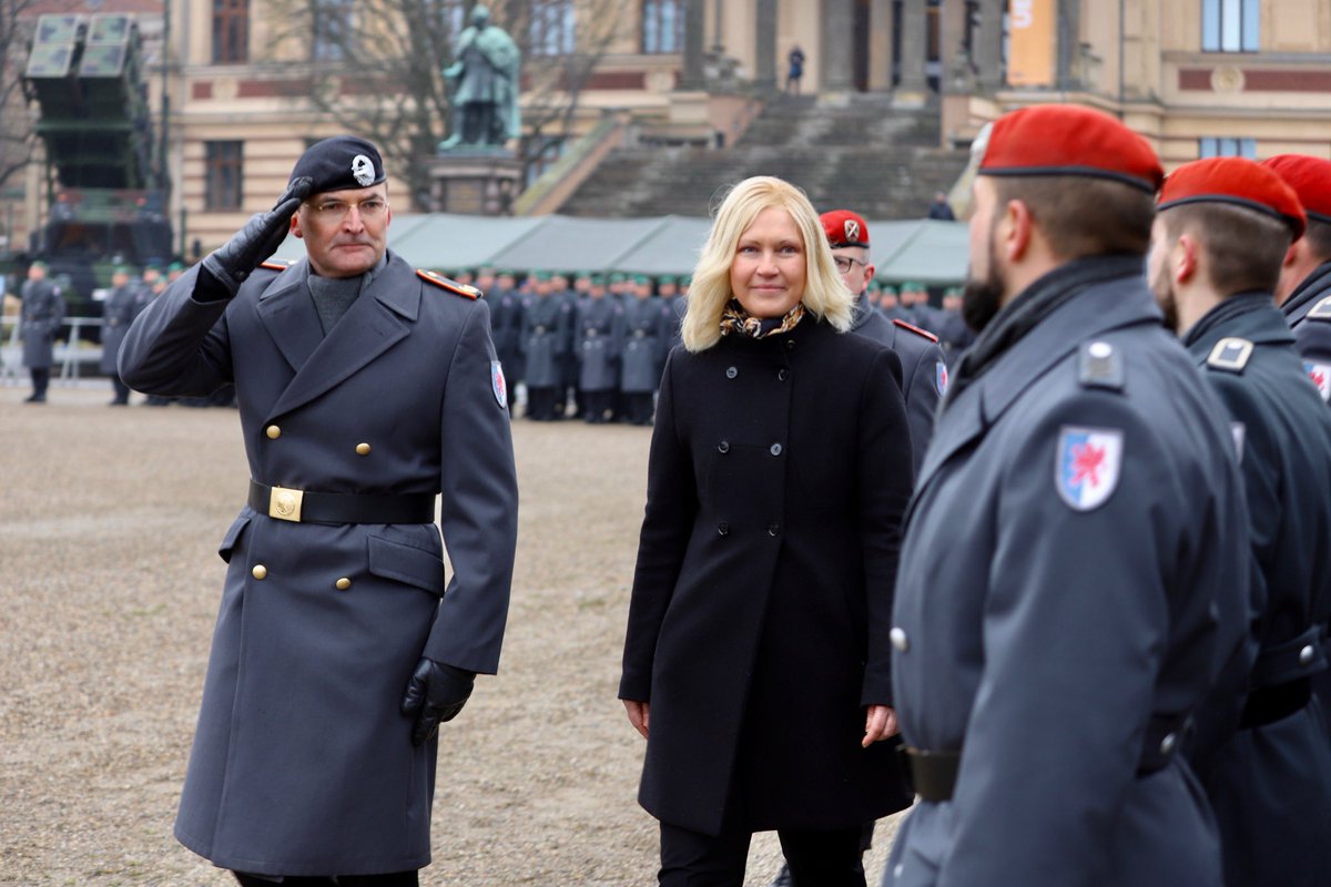 ManuelaSchwesig's tweet photo. Herzlich Willkommen zurück in #MV! Mit dem Appell auf dem Alten Garten in Schwerin endeten heute die Auslandseinsätze unserer Soldatinnen &amp; Soldaten. Dank &amp; Respekt für ihren Einsatz! https://t.co/iqzD6uuPoE