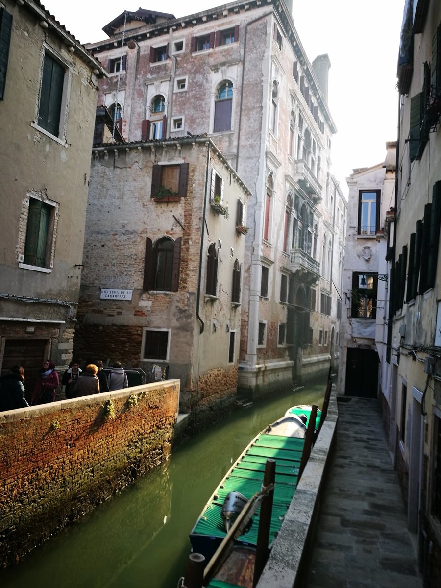 ✨ Perdersi a Venezia è una bella sensazione, lasciare la via ordinaria e immergersi in strette calli e sorprendersi dalla sua unicità e bellezza non ha prezzo 📷
.
#Venezia #Venice #venedig #Veneto #veneto360 #localblogger
