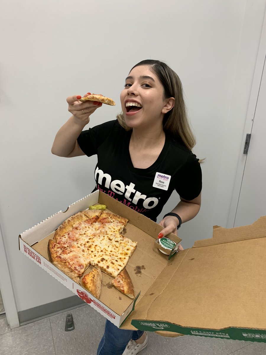RelentlessLao03's tweet photo. @JonFreier #TeamMagenta #CheersFromPeers #EmployeeAppreciationDay Pizza Party here at 980E! https://t.co/1Lyy3zbs8j