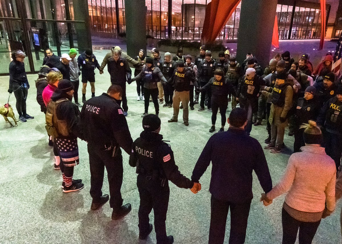 Chicago_Police's tweet photo. Members of the #ChicagoPolice Department spent the early morning hours today, supporting our federal partners with the @USMarshalsHQ Service (USMS) โFallen Heroes Honor Run.โ
We wanted to help support those who support us, serving and protecting Chicago.
๐ธ: Jorge Sigler https://t.co/5G50hzA1Ag