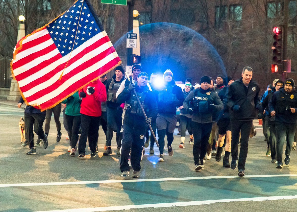 Chicago_Police's tweet photo. Members of the #ChicagoPolice Department spent the early morning hours today, supporting our federal partners with the @USMarshalsHQ Service (USMS) โFallen Heroes Honor Run.โ
We wanted to help support those who support us, serving and protecting Chicago.
๐ธ: Jorge Sigler https://t.co/5G50hzA1Ag
