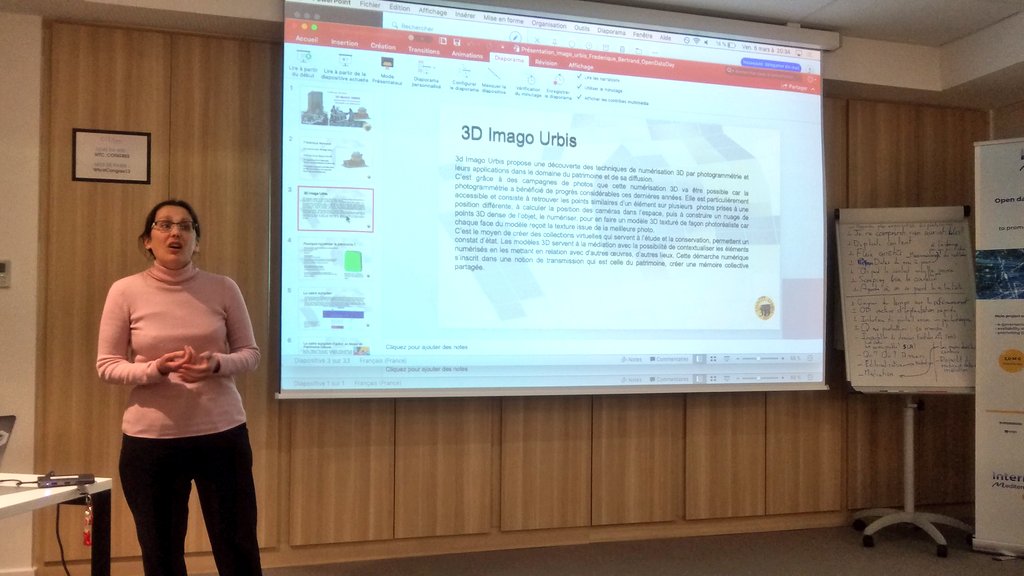 datactivi_st's tweet photo. Frédérique Bertrand présente son projet Imago 3D Urbis, qui vise à permettre une numérisation citoyenne du patrimoine. Cela permet une connaissance partagée et diffusée #opendatadays @_AViTeM https://t.co/8fxAT6Ky3n