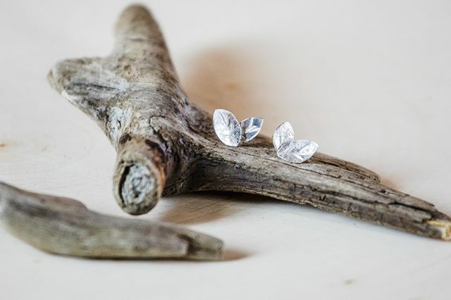 Aprilierre's tweet photo. Who is counting down the days until you start seeing little buds on the trees?🙋⁣
⁣
🍃Tiny little leaves in sterling silver.  Delicate stud earrings for the woman who loves uniquely handcrafted jewelry that is light and subtle. 🍃 https://t.co/jseH82it9x https://t.co/5iJQ87NujF