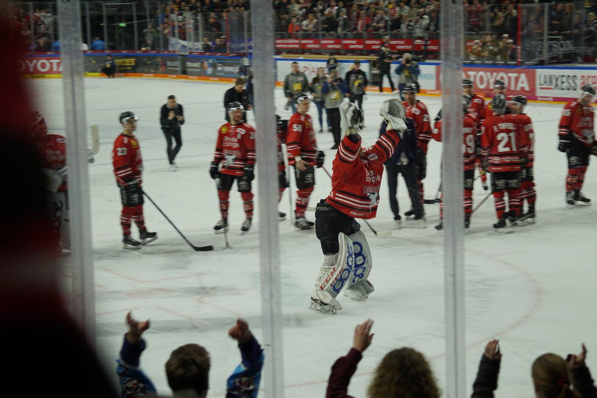 funsharks05's tweet photo. Im letzten Drittel hat man die alten unsicheren Haie gesehen wo die Pässe auch nicht so sauber geklappt haben und die Eisbären schoßen 3 Tore und glichen 2x aus aber dann erkämpften die Haie sich zurück und gewinnen 5:3 im letzten Haimspiel #koelner_haie_72 #eisbaeren_b #haielive https://t.co/fXZk0Yv6yz